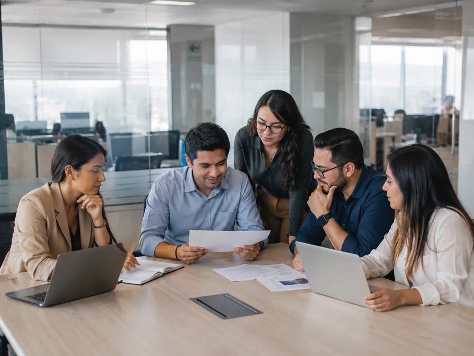Empleadores revisando a quién aplica el MDT-2025-006 en Ecuador